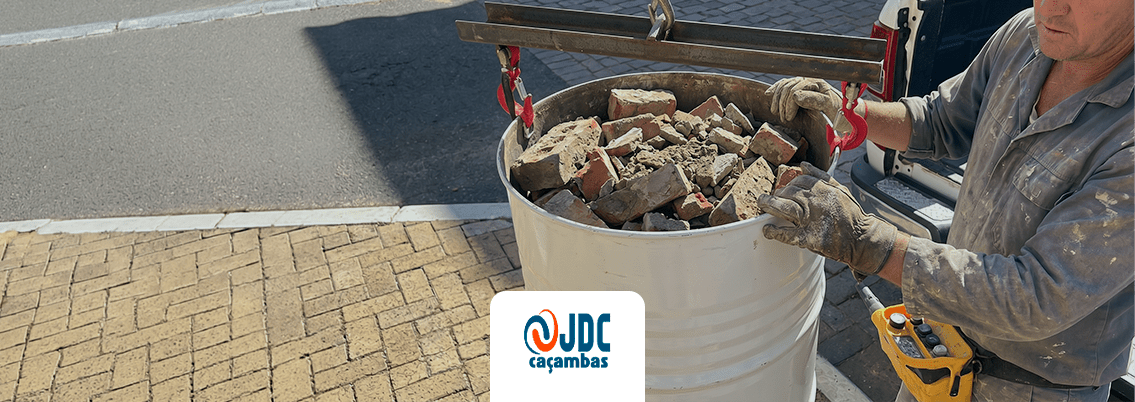 Coleta de entulho com tambor para pequenas reformas. Saiba como funciona, vantagens, capacidade e quando utilizar essa solução.